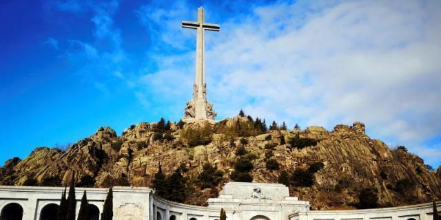 Sánchez insiste en que la exhumación de Franco sea antes de la campaña