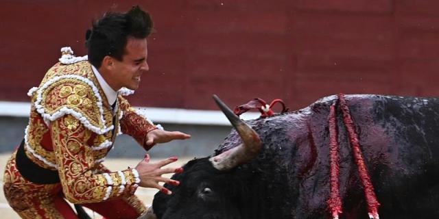 Gonzalo Caballero, cornada "muy grave" que secciona la vena femoral