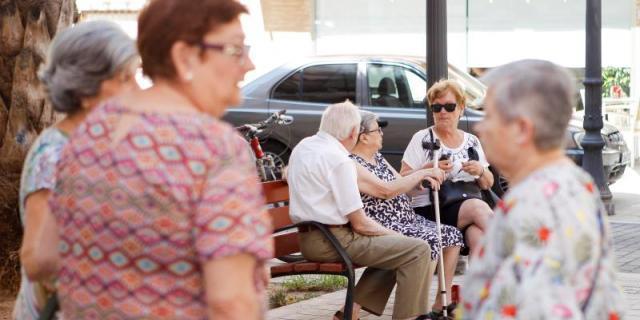 Pozuelo enseña a sus mayores a entender una factura o usar mensajes móviles
