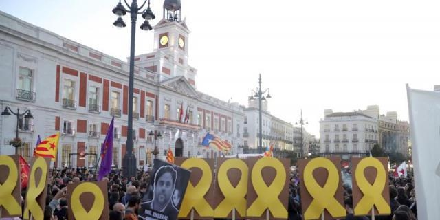 Un millar de personas protestan en la Puerta del Sol por la sentencia del procés