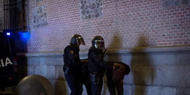 Cientos de personas muestran apoyo a los antidisturbios en su sede de Madrid
