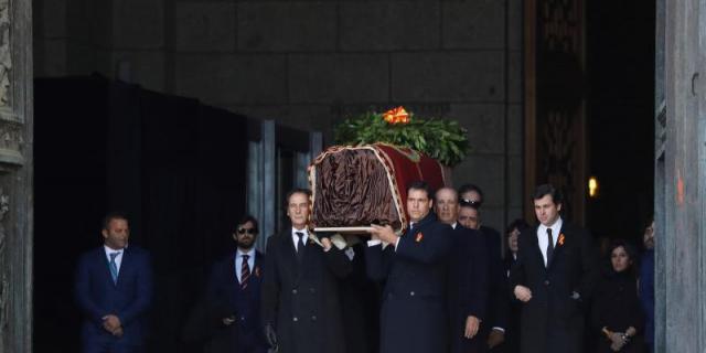 Los restos de Francisco Franco salieron del Valle de los Caídos a hombros de sus familiares