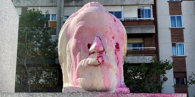 Escriben "Profanadores" y "Viva Franco" en el busto del fundador del PSOE en Madrid