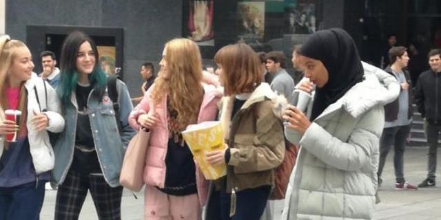 Las protagonistas de la serie "SKAM España" salen a las calles de Madrid para rodar su tercera temporada