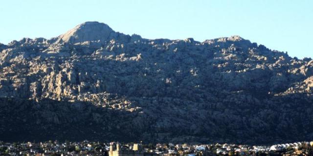 Los bomberos rescatan con un helicóptero a un perro atrapado en La Pedriza