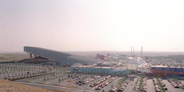 Entran con un coche dentro del centro comercial Xanadú para robar en tiendas