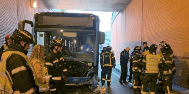 Muere un motorista tras chocar con un autobús en un túnel de Madrid