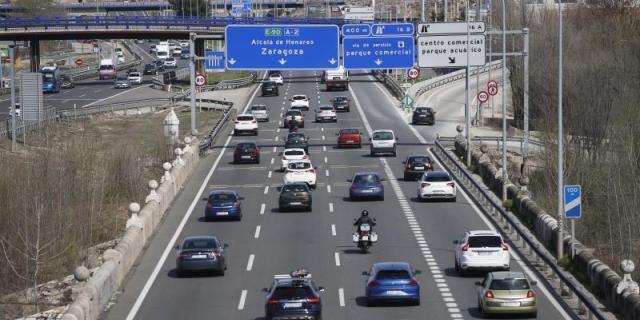 Muere tras caer su coche ocho metros en un talud de la A-2
