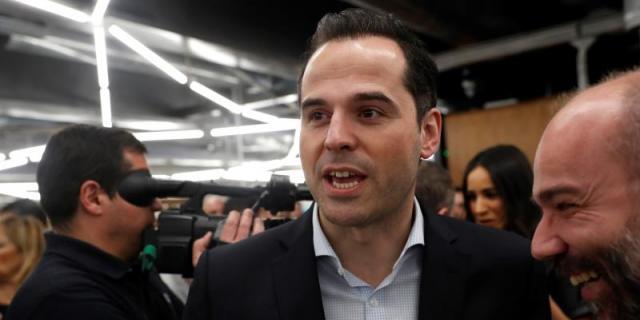 Aguado acusa a Sánchez de intentar controlar los medios públicos