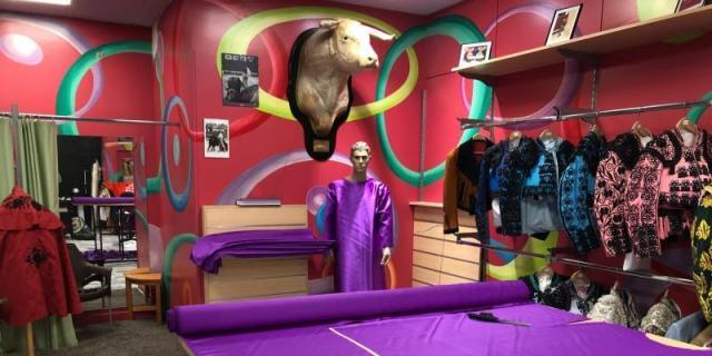 Una sastrería de toreros cambia los vestidos de torear por material sanitario