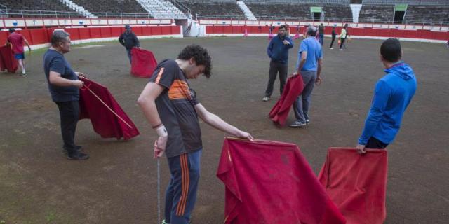 El torero Dávila Miura enseña a torear de salón en las redes sociales