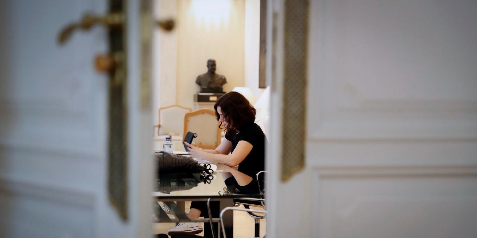 Díaz Ayuso pide a Sánchez abrir los centros comerciales y flexibilizar los paseos