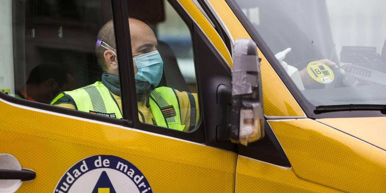 Muere un hombre mientras paseaba y un ciclista se encuentra grave por un infarto en Puente de Toledo