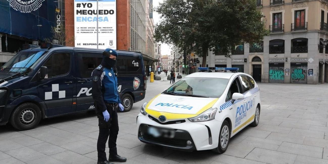 Pillados por la policía municipal un grupo de personas por celebrar una fiesta de madrugada en una casa en Madrid