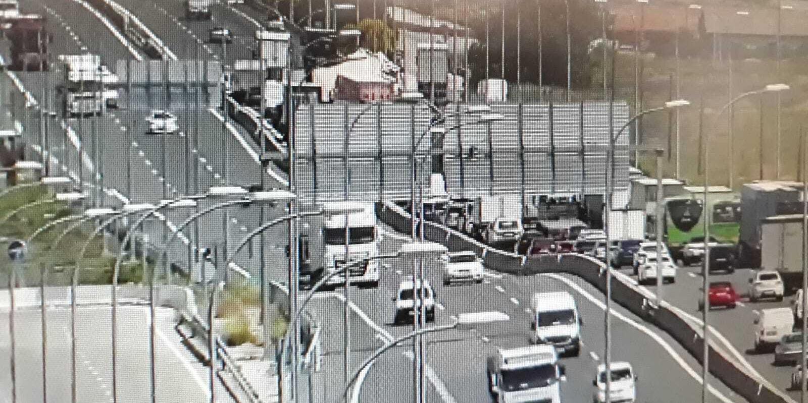 Atascos en la A-4 en Valdemoro por el vuelco sin heridos de un camión