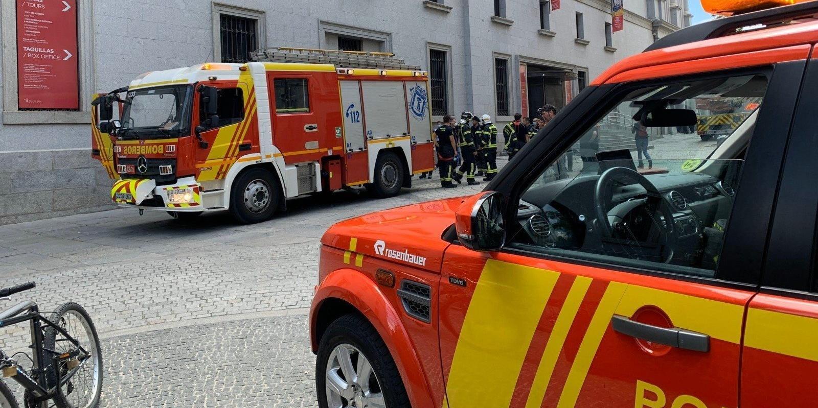 El fuego en una batería provoca un pequeño incendio y mucho humo en un taller del Teatro Real