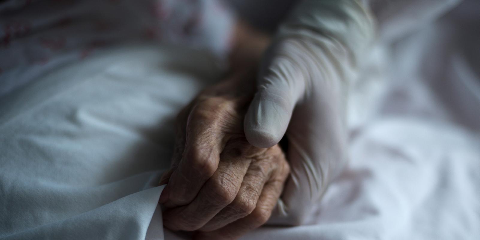 La Consejería de Sanidad mandó "por error" un protocolo que desaconsejaba derivar ancianos a los hospitales