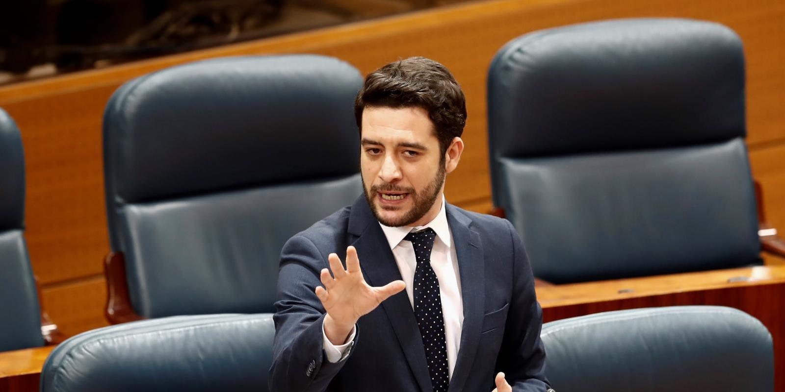 Zafra pide que Ayuso defienda a todos sus consejeros sin importar su partido