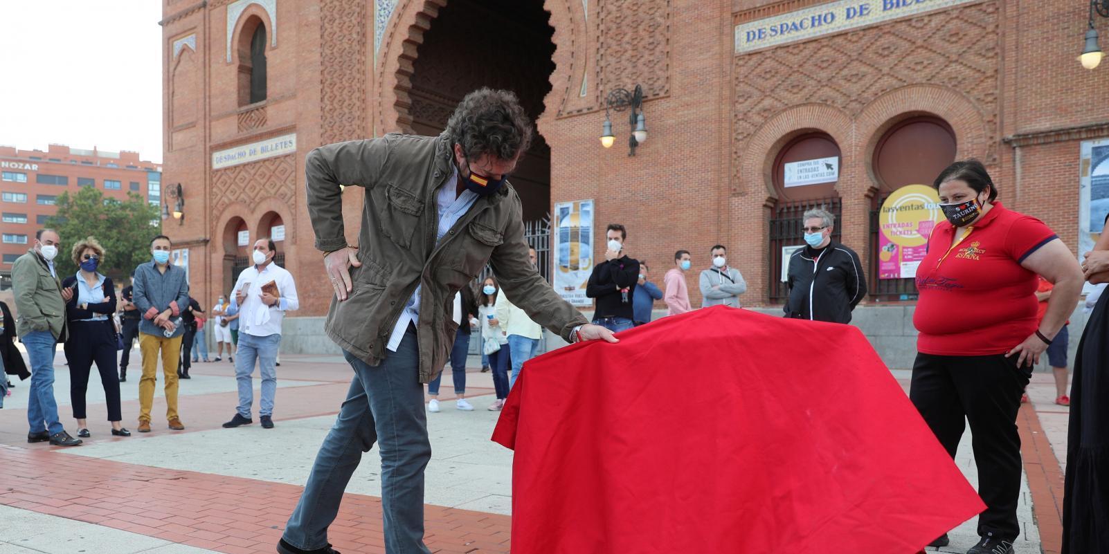 Aficionados taurinos se concentran en Las Ventas pese a no estar autorizados