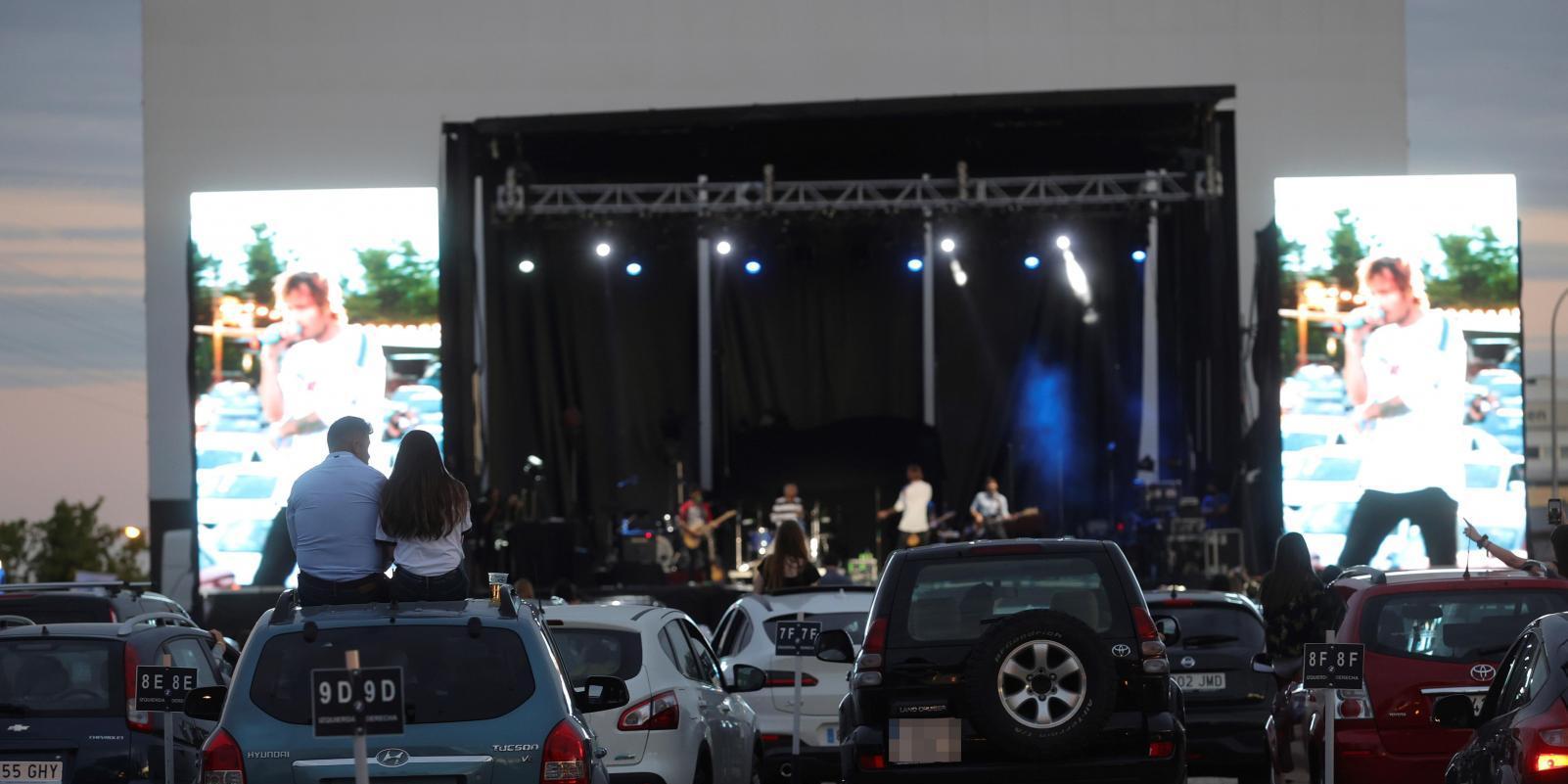 Choque de ilusiones en el primer concierto español en autocine