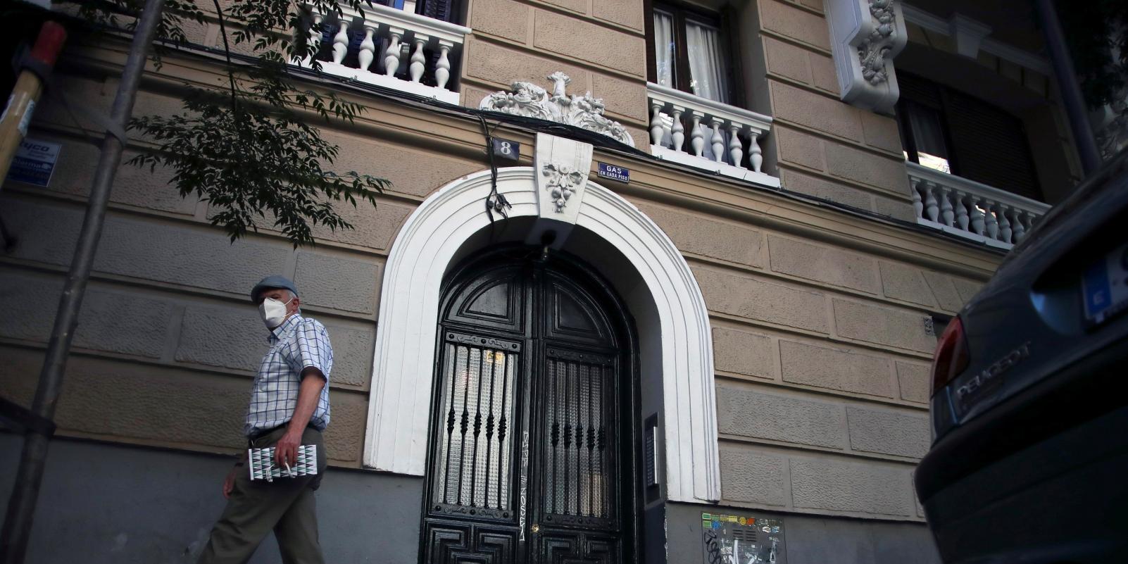 Un hombre degüella a su padre en un piso de Madrid