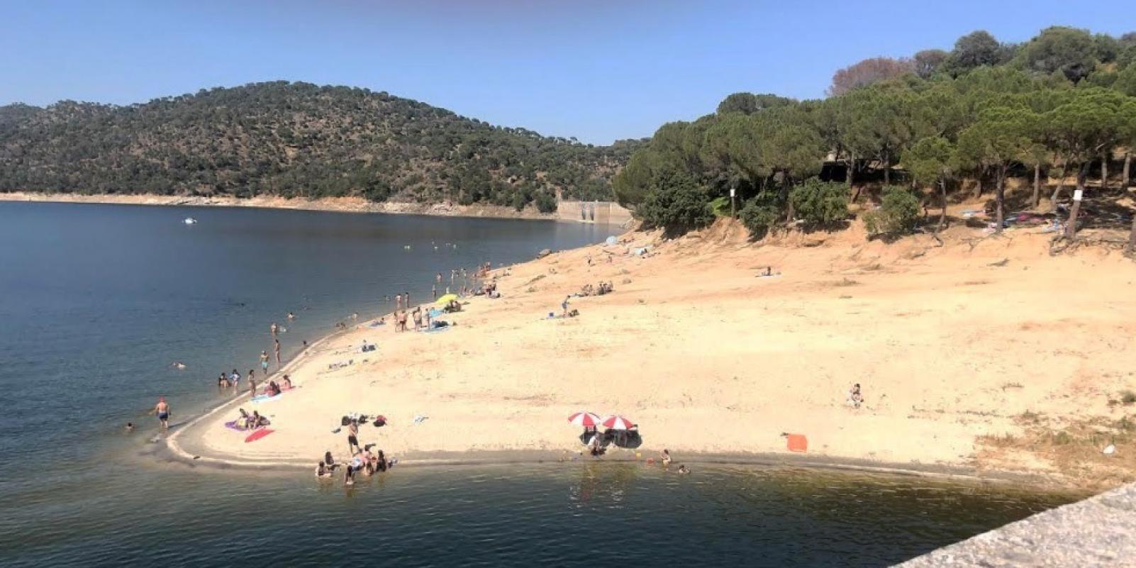Decenas de bañistas acuden al pantano de San Juan pese a la prohibición