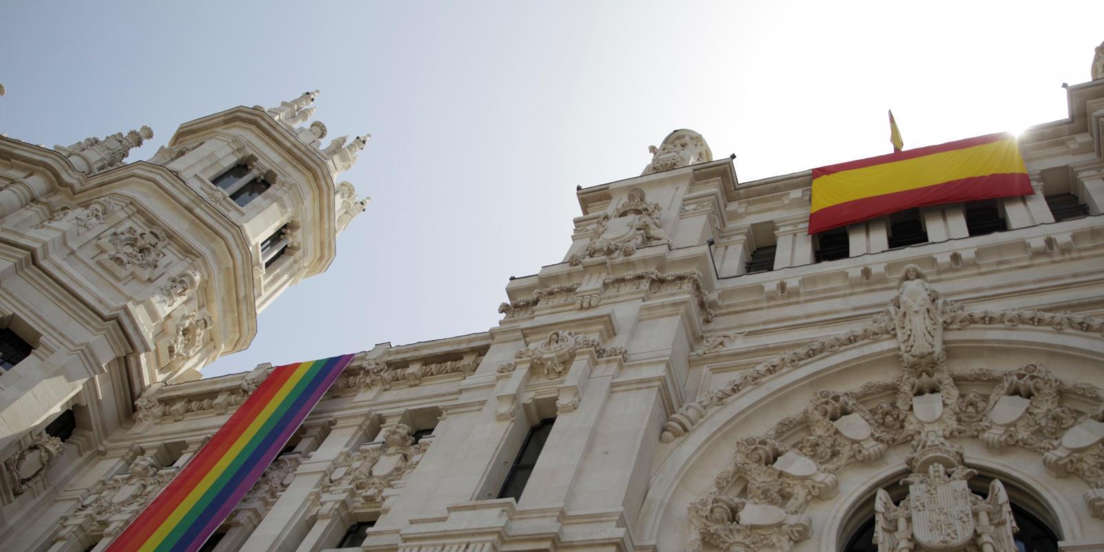 Este año no veremos en el Ayuntamiento de Madrid la bandera LGTB por órdenes del Supremo
