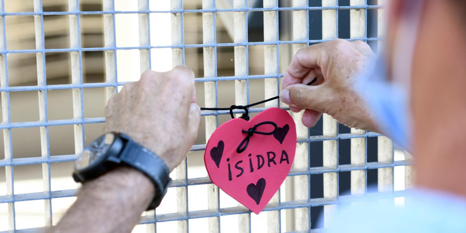 Familiares de 85 residentes fallecidos por COVID les rinden tributo en Madrid