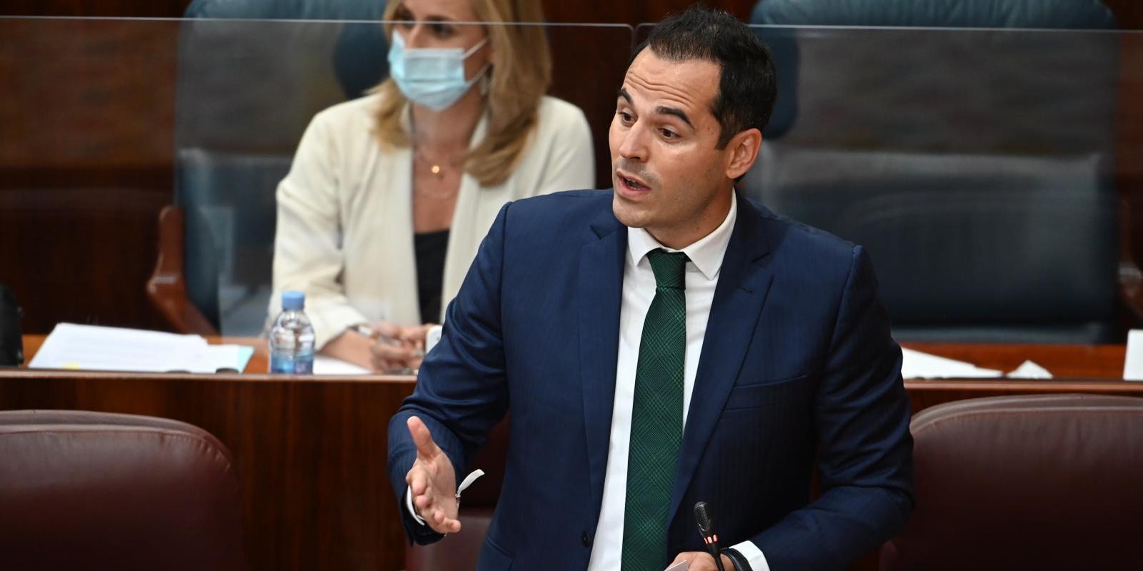 Aguado enarbola la bandera LGTBI en su sede de Vicepresidente de la Comunidad de Madrid