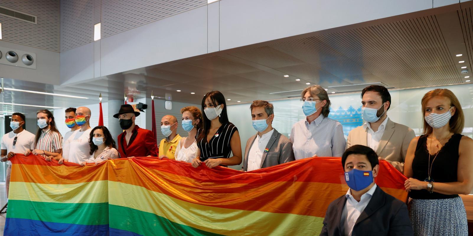 Villacís preside el acto del Ayuntamiento que anuncia un programa de apoyo específico para familias LGTBI