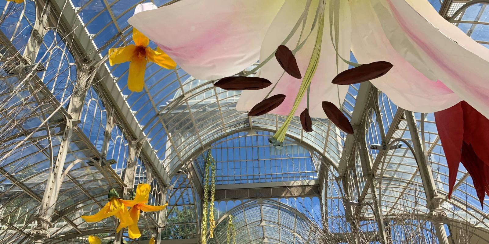 El Palacio de Cristal se abre a las flores, los pájaros y el amor de Halilaj