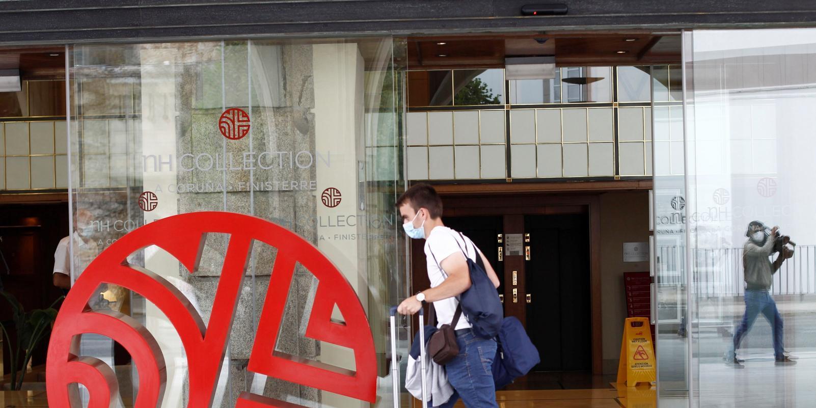 La alcaldesa de A Coruña no descarta emprender medidas legales por el viaje del Fuenlabrada