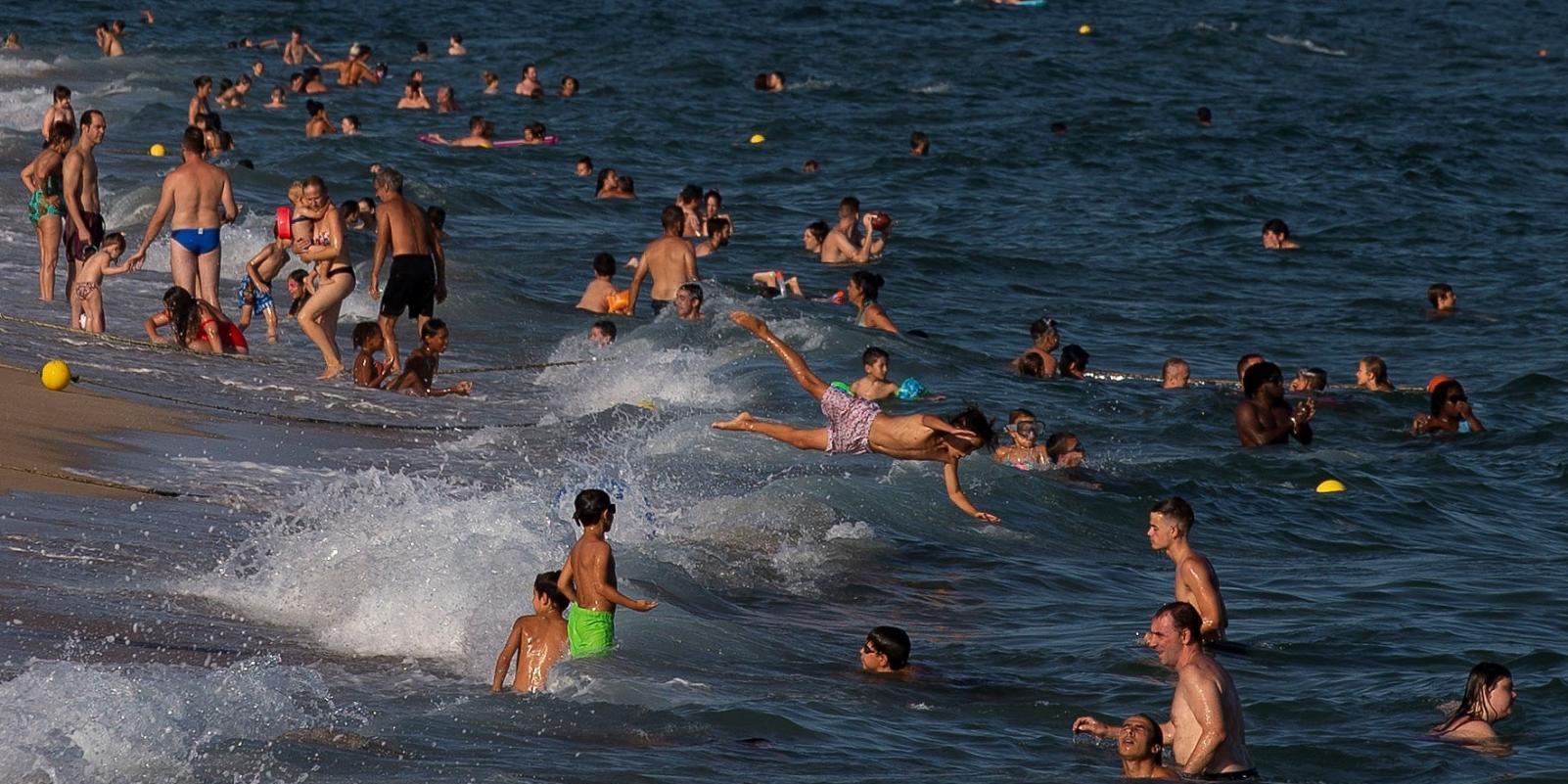 El aumento de contagios obliga a las comunidades a redoblar las restricciones