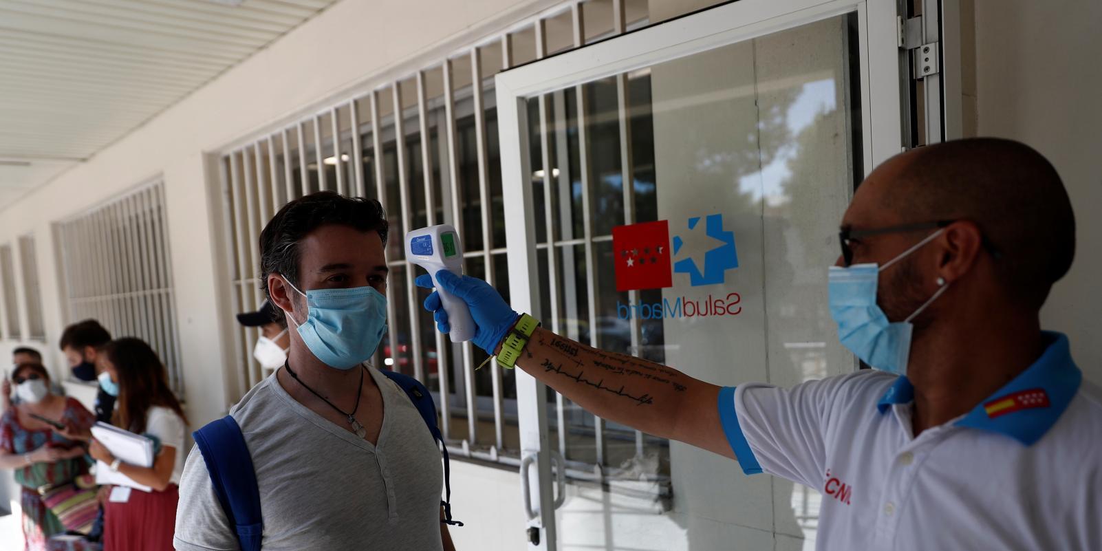 Muy poca afluencia en el primer día de pruebas PCR aleatorias en Madrid