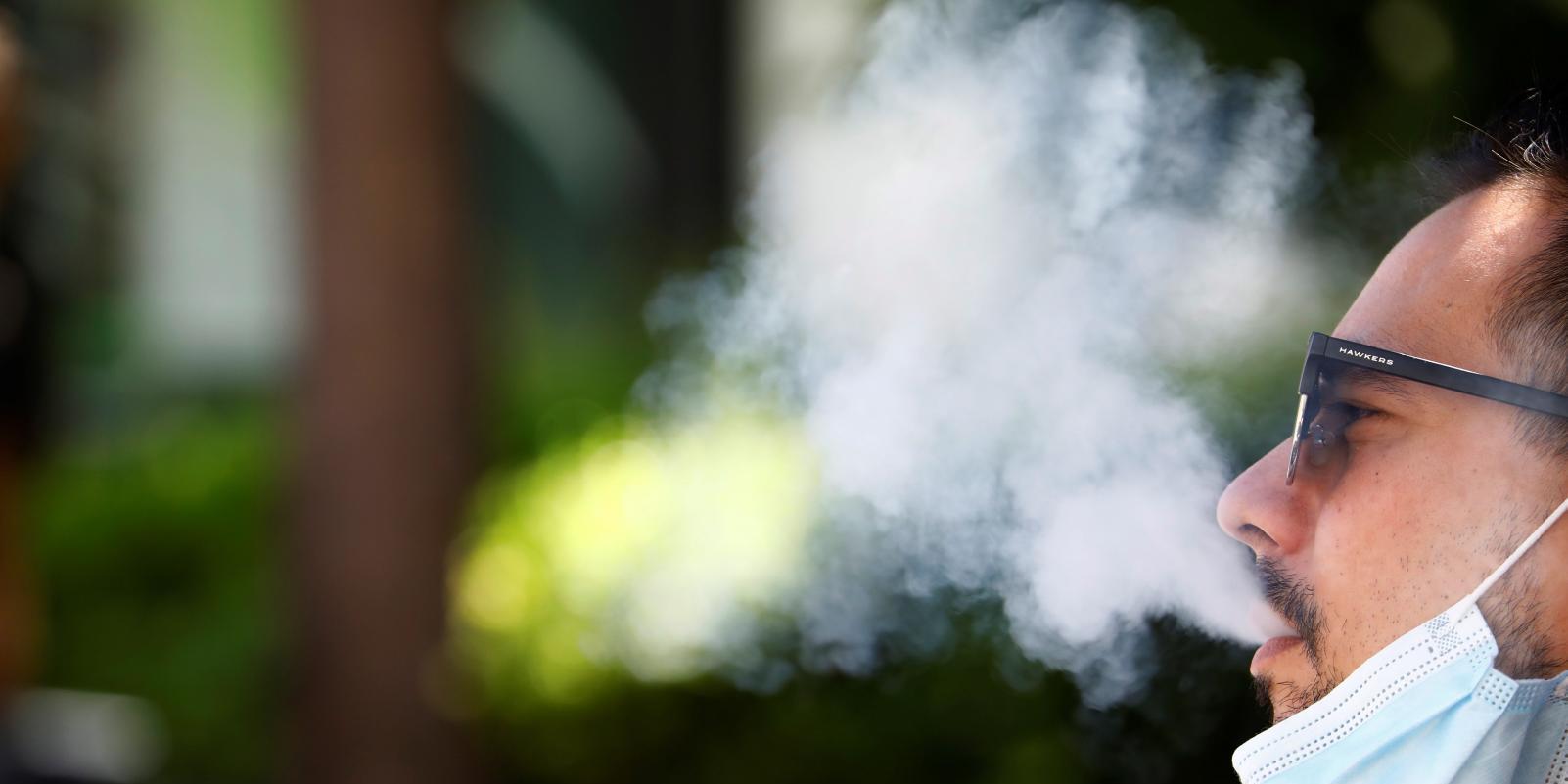 Madrid cierra el ocio nocturno, prohíbe fumar sin distancia en la calle y algunas normas más