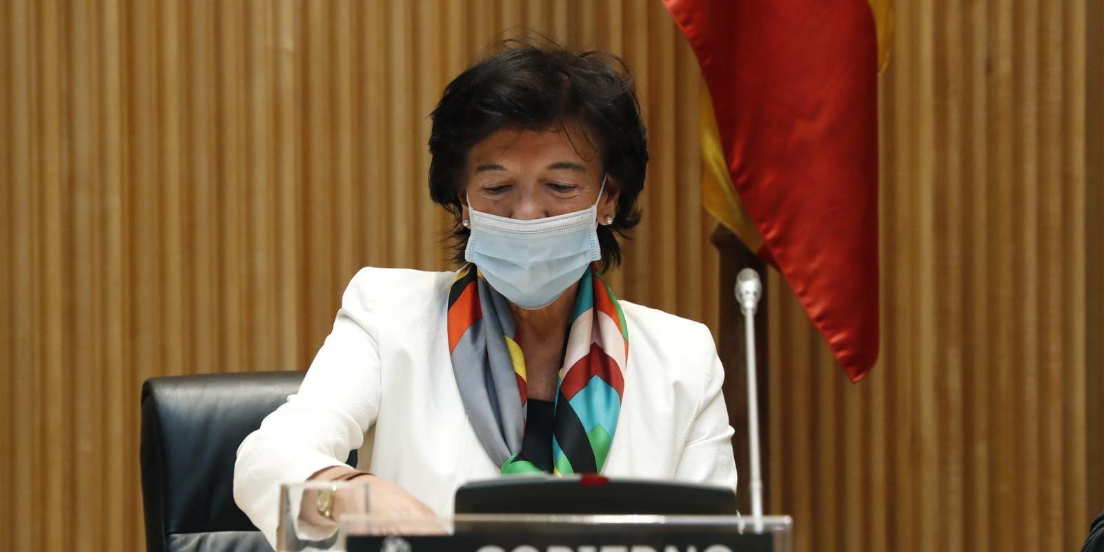 Celaá dice que "por la vía de los hechos" habrá bajada de ratios en colegios