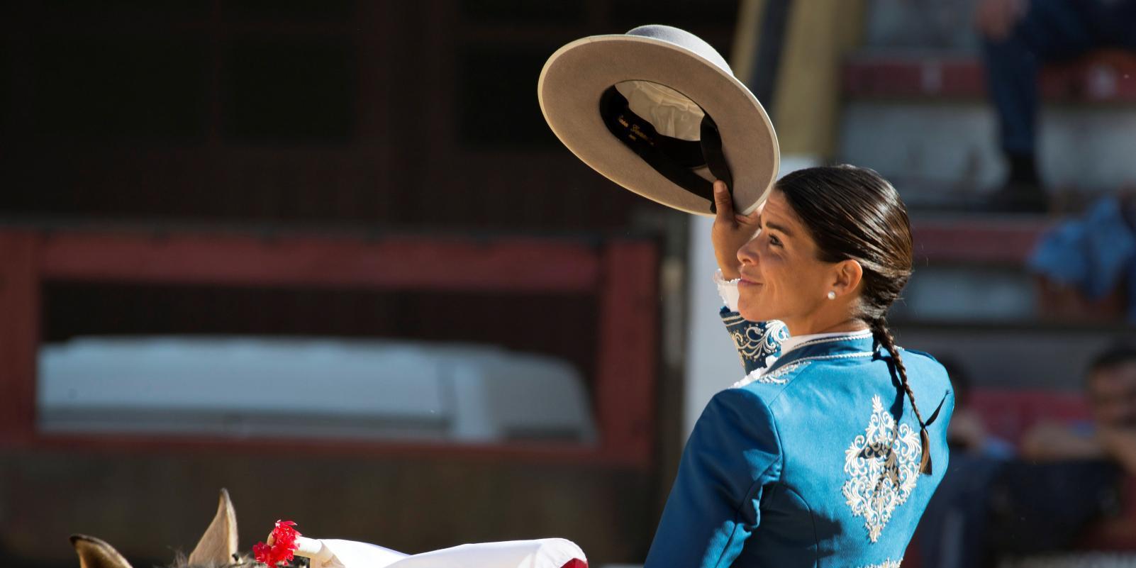 La rejoneadora Lea Vicens, herida por la mordedura de su caballo