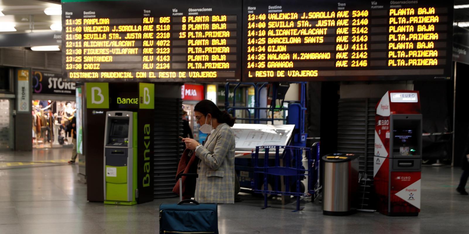 Largas colas de viajeros en Atocha y poco tráfico en las salidas de Madrid