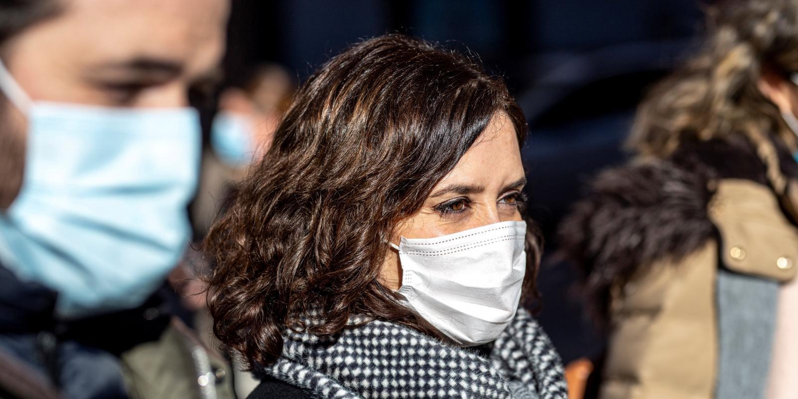 Díaz Ayuso critica la "irresponsabilidad" de Sánchez con el control de la covid-19 en Barajas