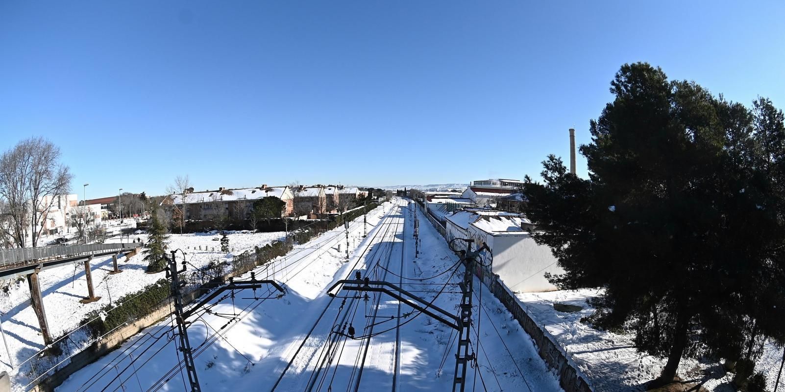 El transporte se recupera gradualmente y aún operan menos vuelos y trenes