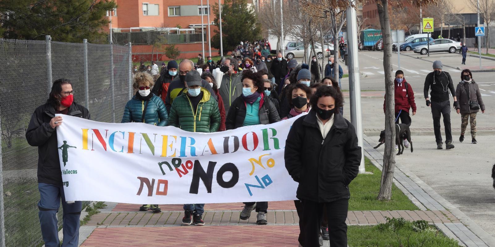 Centenares de vecinos marchan hasta Valdemingómez para pedir su cierre
