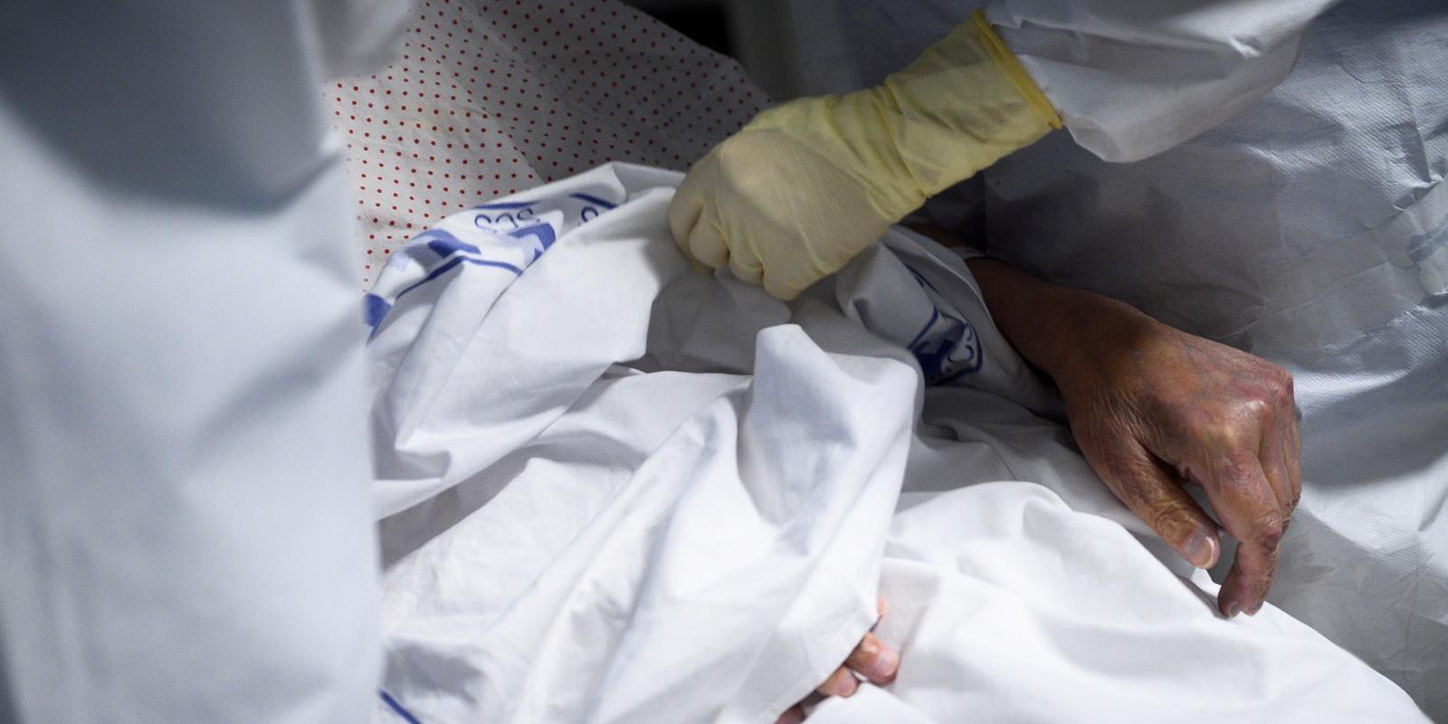 España continúa la tendencia descendente pero la presión en las UCI no baja