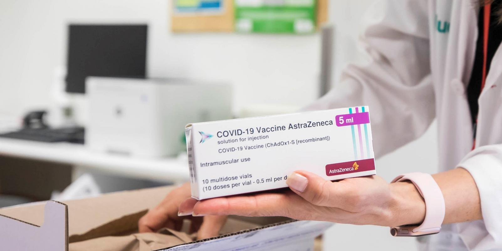 La vacuna AstraZeneca ya se distribuye en la península