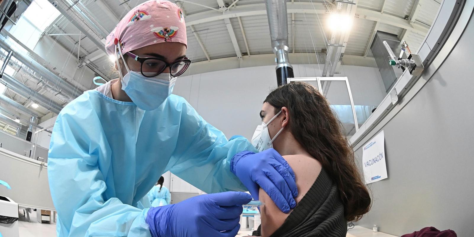 Comienza la vacunación en el hospital Enfermera Isabel Zendal