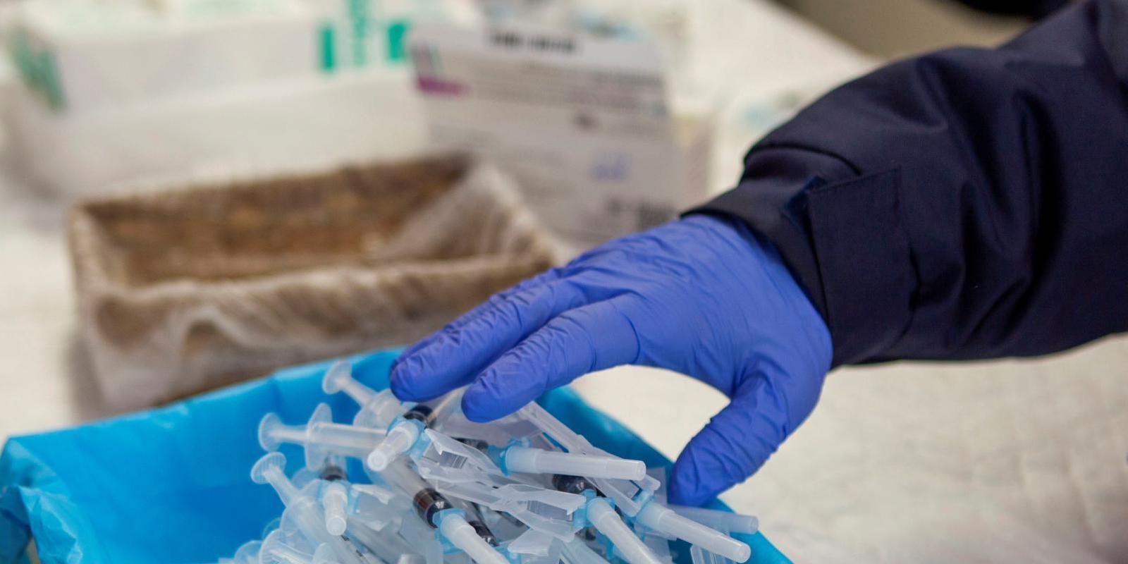 Morata traslada en autobús a sus mayores para vacunarse de la covid-19