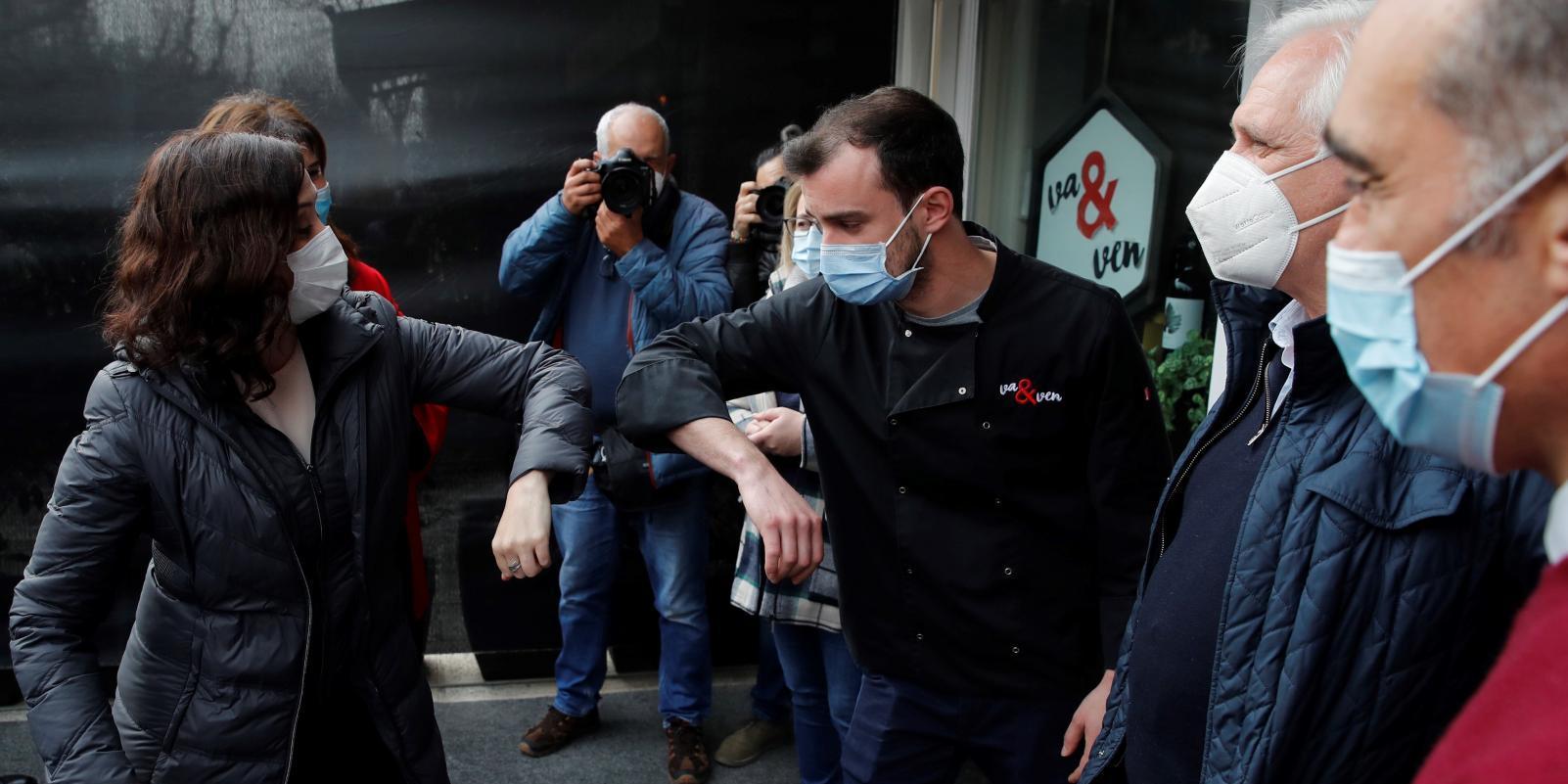 Díaz Ayuso dice no ser partidaria "a priori" de cerrar Madrid en Semana Santa