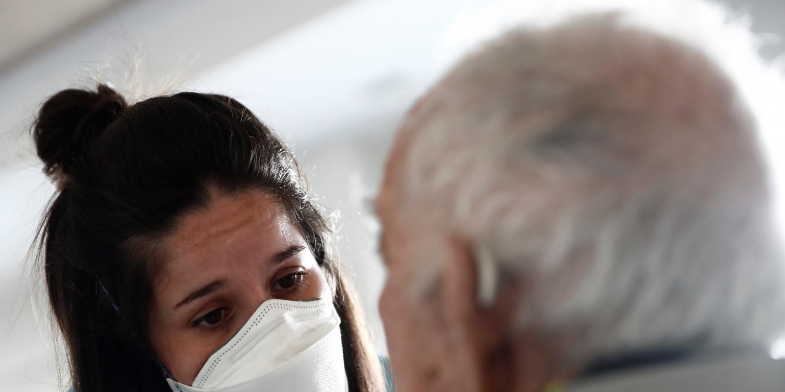 Los casos de covid en las residencias madrileñas bajan un 96% desde la vacunación