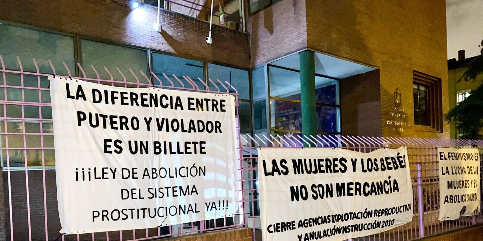 El Instituto de las Mujeres amanece con pancartas por la abolición de la prostitución