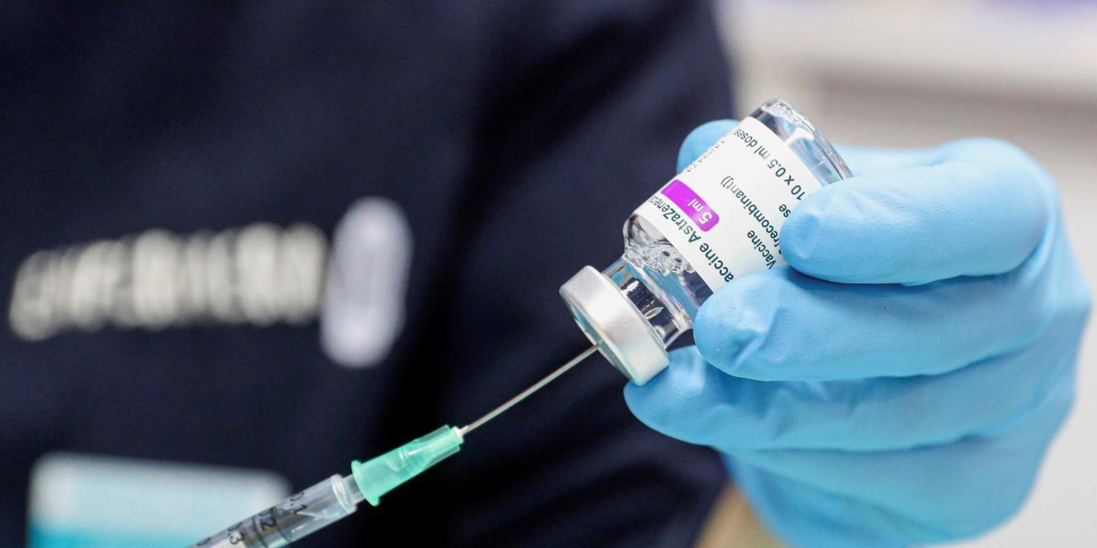 Sindicatos policiales expresan su preocupación tras ser vacunados con un lote retirado de AstraZeneca