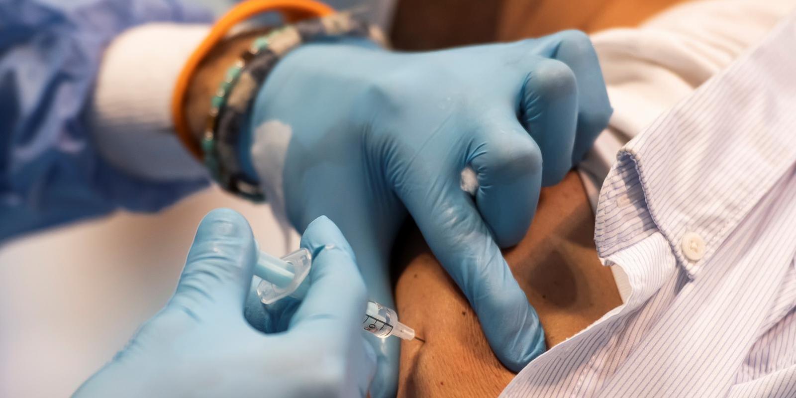 Repunta la vacunación en 219.643 dosis diarias tras retomarse AstraZeneca